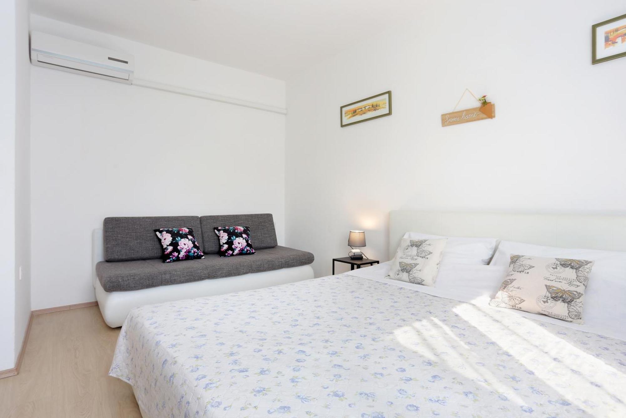 Seaside Holiday House Poljica, Trogir - 5161 Marina Rom bilde